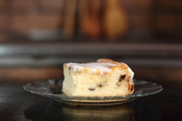 Cheesecake with raisins and sugar icing