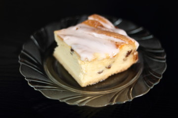 Cheesecake with raisins and sugar icing
