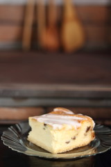 Cheesecake with raisins and sugar icing