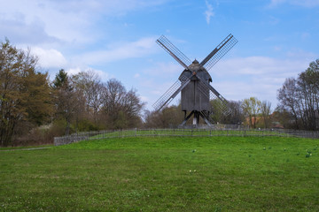Eine alte historische Windm&uuml;hle in Hessen/Deutschland