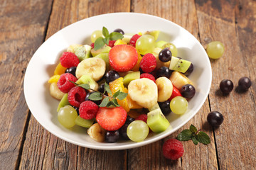 Obraz na płótnie Canvas fresh fruit salad in bowl