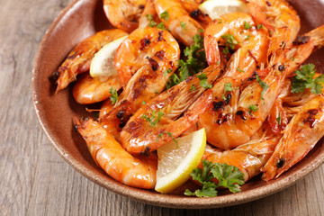 fried shrimp with garlic, ginger and herb