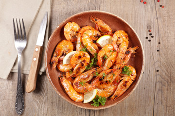 fried shrimp with garlic, ginger and herb