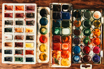 Plan view of a watercolor paint box.