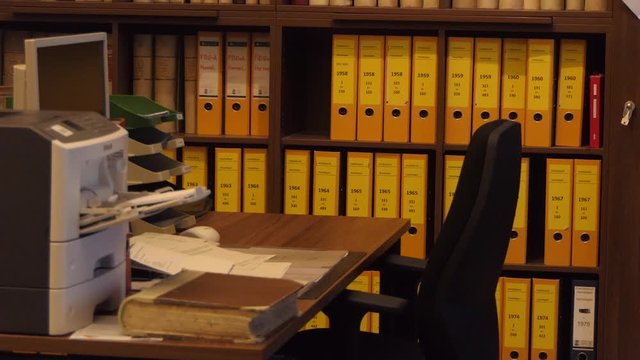 Ordner in einem Amt