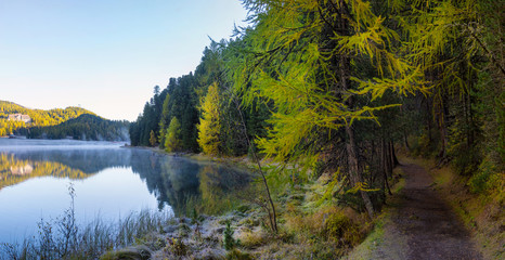 Fototapeta na wymiar Mountain lake panorama with mountains reflection. Idyllic look. Autumn forest. Silvaplana Lake, Switzerland