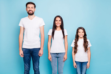 Obraz premium Portrait of cheerful fun three people entrepreneurs ready to solve work problems wear white t-shirt denim jeans isolated over blue color background