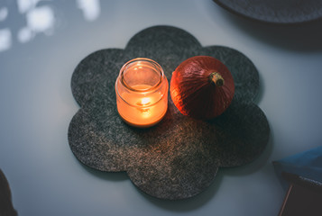 Herbstlicher Tisch Schmuck mit Kürbis und Kerze