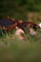 Portrait femme couchée dans l'herbe - nature campagne rural