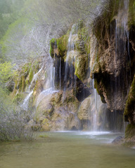 Vista parcial de una bella cascada en el nacimiento del río Cuervo, cerca de la población de Vega del Codorno, en la provincia de Cuenca. Castilla La Mancha. España