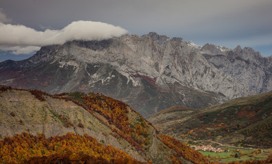 Vista de Picos de Europa en Otoño.