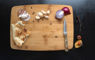 the usual products on the kitchen cutting Board