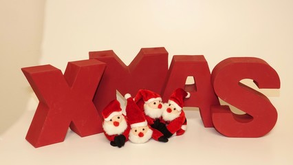 Nikoläuse versuchen X-MAS Buchstaben zu sortieren