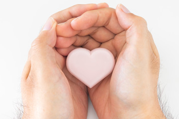 Obraz premium ハートを持つ男性の手