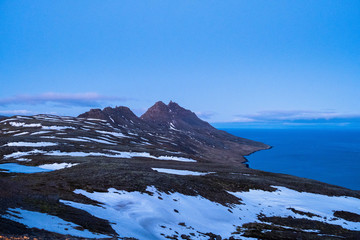 Die Berge Fýlsdalsfjall und Kambur an der Buch Veiðileysa nahe der Ortschaft Djupavik in den isländischen Westfjorden