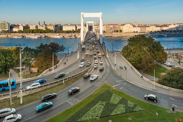 Fototapeta premium Budapest, Hungary - October 01, 2019: Elisabeth Bridge (Erzsebet hid) connecting Buda and Pest across the River Danube. Traffic jams in Budapest.