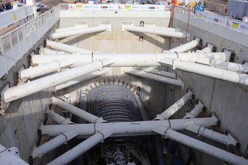 Tunnelier de creusement dans son puits d'attaque sur le chantier de prolongation de la ligne B du...
