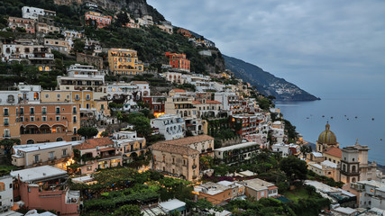 Fototapeta na wymiar Plano general de la ciudad de Positano sobre la montaña, Italia.
