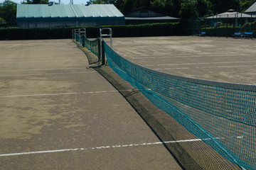 土のテニスコート
