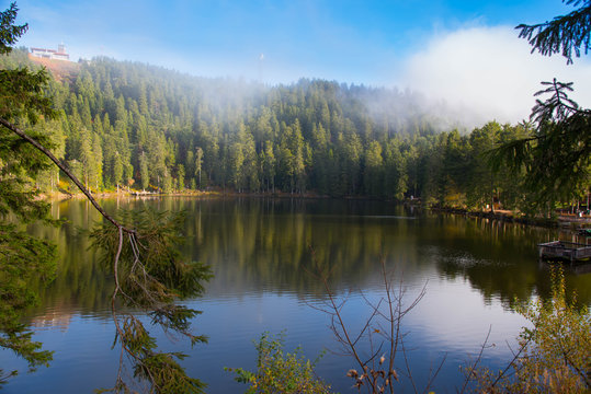 Mummelsee im Schwarzwald im Herbst