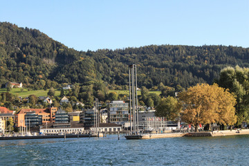 Naklejka premium Herbst am Bodensee; Blick auf Bregenz