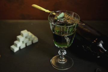 Copa de cristal con absenta, ritual de la absenta