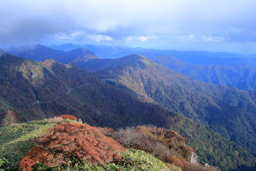 瓶ヶ森山頂からUFOラインを眺める　秋（高知県、愛媛県）