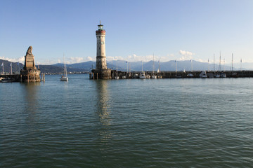 Fototapeta na wymiar Lindau (Bodensee); Seehafen mit Hafeneinfahrt