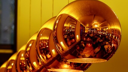 Spiegelungen in Lampenschirmen aus goldfarbenen Metall