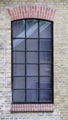 altes historisches Fenster aus Metall in einem Fabrikgebäude - 299756498