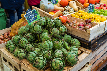 F, Bretagne, Finistère, Küste, Roscoff, Gemüsestand auf dem Wochenmarkt mit frischen Artischocken