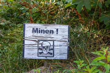 eine Warnschild für gefährliche Minen