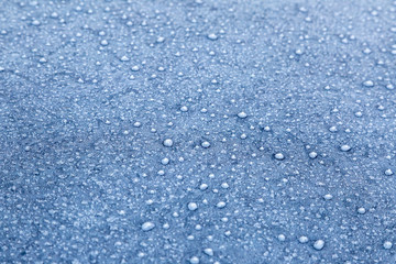 Frost auf einer Oberfläche, Eiskristalle 