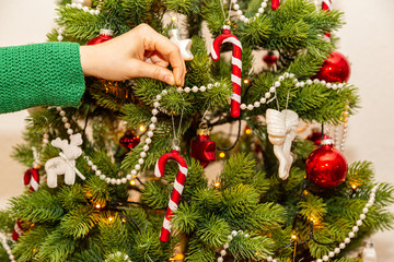 ein schöner Weihnachtsbaum wird geschmückt	
