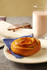 Brioche et yaourt pour petit déjeuner