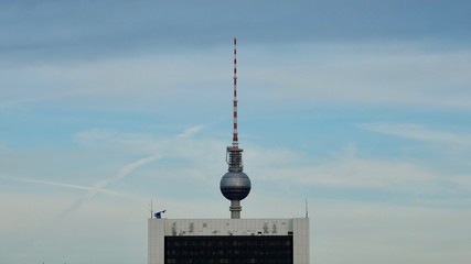 Berliner Fernsehturm ragt in den Himmel, ungewohnte Perspektive