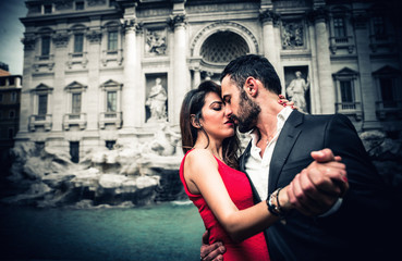 Fototapeta na wymiar Couple spending romantic time at the trevi fountain