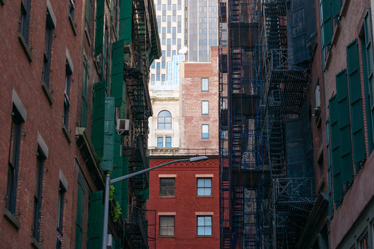 Fototapeta Skyscrapers and Old Buildings seen from Cortlandt Alley in Chinatown New York
