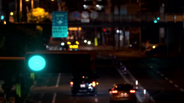 夜の信号機と車道の様子, A Traffic Light at Night