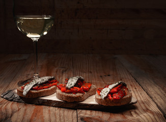 Tosta de pimientos con boquerones, para el aperitivo con vino blanco
