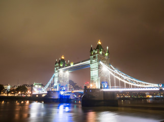 Fototapeta na wymiar ロンドン　霧雨に霞むタワーブリッジ　夜景