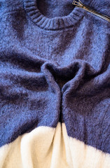 Mohair Pullover als Herzform für einem Hintergrund und Composing