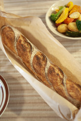 テーブルの上のフランスパン（ハイアングル）