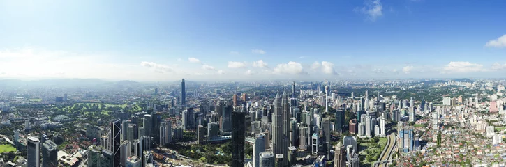 Poster Uitzicht van bovenaf, prachtig panoramisch uitzicht op de skyline van Kuala Lumpur tijdens een bewolkte dag. Kuala Lumpur, algemeen bekend als KL, is de nationale hoofdstad en grootste stad van Maleisië. © Travel Wild
