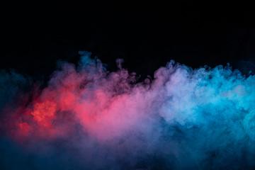 Abstracte textuur van verlichte rook in rood blauw op een zwarte achtergrond.