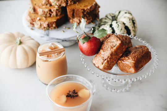 Pumpkin bread served with flavored drinks