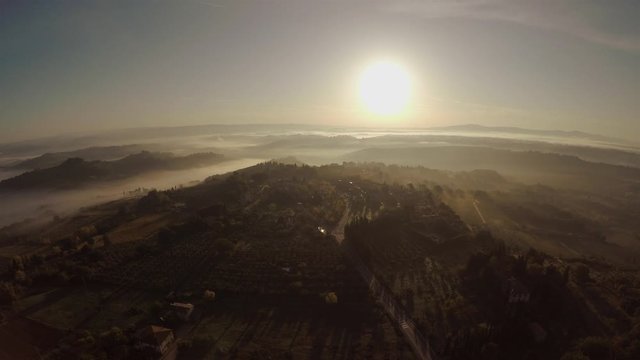 Sonnenaufgang in der Toskana, Italien. Luftansicht.