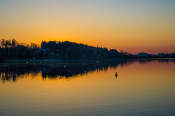 Obraz premium Blaue Stunde und Sonnenaufgang am Untreusee