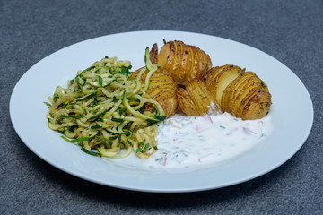 Zucchini-Nudeln (low-carb) mit Ofenkartoffeln auf Teller