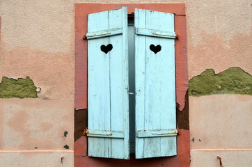 Nostalgsche Fensterläden an einem baufälligen Haus